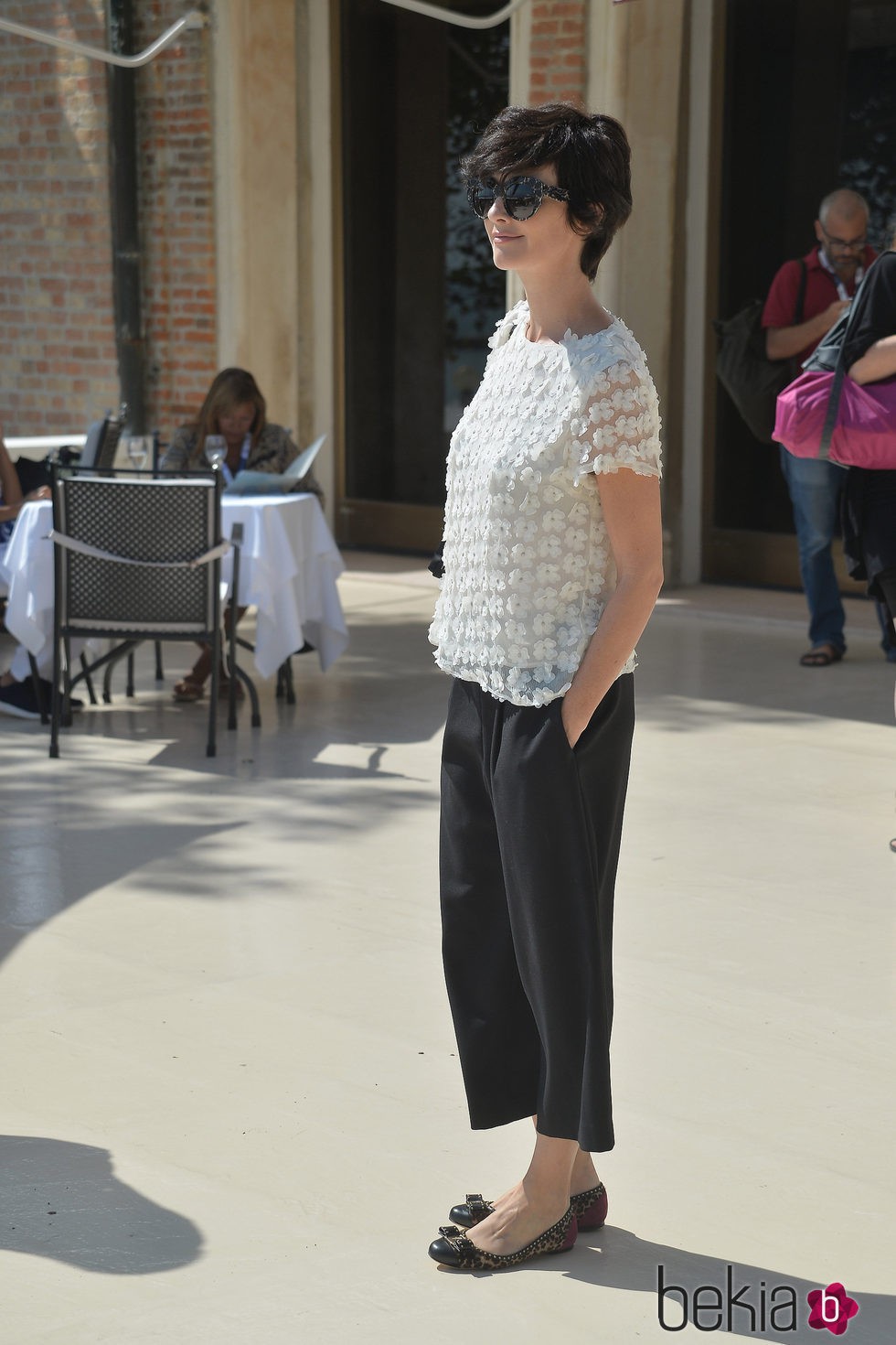 Paz Vega con un sencillo pantalón negro y camisa blanca en el festival de Venecia 2015