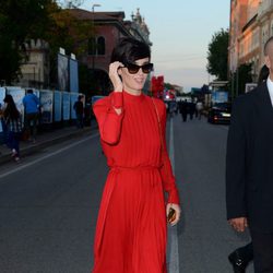 Paz Vega con vestido midi rojo en el festival de Venecia 2015