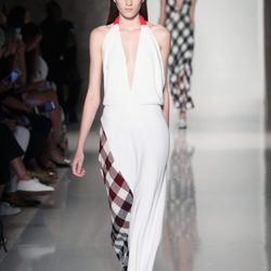 Jumpsuit blanco con cuadros de la colección primavera/verano 2016 de Victoria Beckham en Nueva York Fashion Week