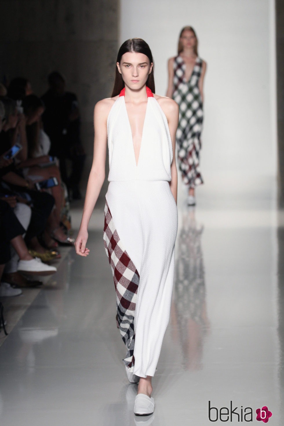 Jumpsuit blanco con cuadros de la colección primavera/verano 2016 de Victoria Beckham en Nueva York Fashion Week