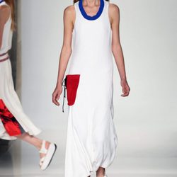 Vestido blanco con bolsillo de la colección primavera/verano 2016 de Victoria Beckham en Nueva York Fashion Week