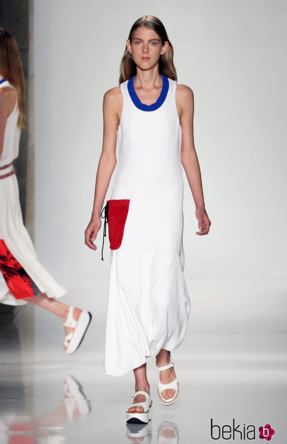 Vestido blanco con bolsillo de la colección primavera/verano 2016 de Victoria Beckham en Nueva York Fashion Week