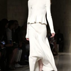 Dos piezas blanco de la colección primavera/verano 2016 de Victoria Beckham en Nueva York Fashion Week