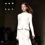 Dos piezas blanco de la colección primavera/verano 2016 de Victoria Beckham en Nueva York Fashion Week