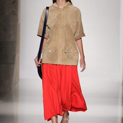 Falda roja midi de la colección primavera/verano 2016 de Victoria Beckham en Nueva York Fashion Week
