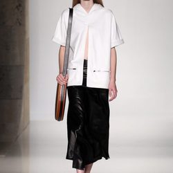 Falda negra de la colección primavera/verano 2016 de Victoria Beckham en Nueva York Fashion Week
