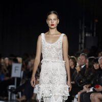Vestido blanco de puntillas de la colección de primavera-verano 2016 de Zac Posen de Nueva York Fashion Week