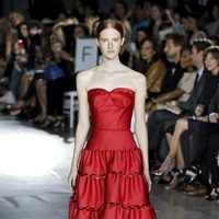 Vestido rojo palabra de honor de la colección de primavera/verano 2016 de Zac Posen de Nueva York Fashion Week