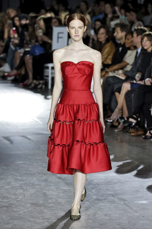 Vestido rojo palabra de honor de la colección de primavera/verano 2016 de Zac Posen de Nueva York Fashion Week