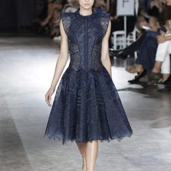 Vestido azul con falda de vuelo de la colección de primavera/verano 2016 de Zac Posen en Nueva York Fashion Week