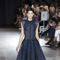 Vestido azul con falda de vuelo de la colección de primavera/verano 2016 de Zac Posen en Nueva York Fashion Week