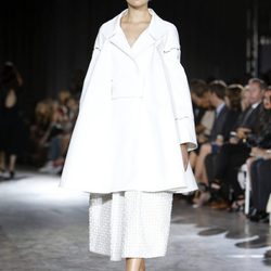 Traje de capa y falda larga blanca de la colección de primavera/verano 2016 del desfile de Zan Posen en la Nueva York Fashion Week
