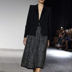 Traje de americana negra y falda de vuelo estampada de la colección de primavera/verano 2016 de Zac Posen en Nueva York Fashion Week