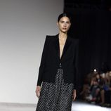 Traje de americana negra y falda de vuelo estampada de la colección de primavera/verano 2016 de Zac Posen en Nueva York Fashion Week