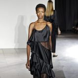 Vestido negro de volantes de la colección de primavera/verano 2016 de Zac Posen en Nueva York Fashion Week