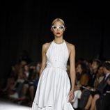 Vestido blanco con falda de vuelo de la colección de primavera/verano 2016 de Zac Posen en Nueva York Fashion Week