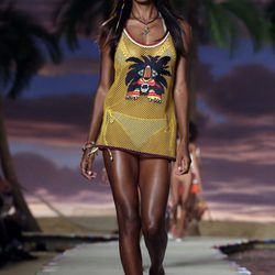 Camiseta amarilla de la colección de Tommy Hilfiger en la colección primavera/verano 2016 en la Nueva York Fashion Week