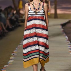 Vestido de rayas de la colección primavera/verano 2016 de Tommy HIlfiger en la New York Fashion Week