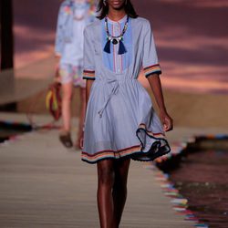 Vestido azul con vuelo de la colección de primavera/verano 2016 de Tommy Hilfiger en Nueva York Fashion Week