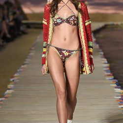 Bikini de flores y chaqueta roja de la colección de primavera/verano 2016 de Tommy Hilfiger en la Nueva York Fashion Week