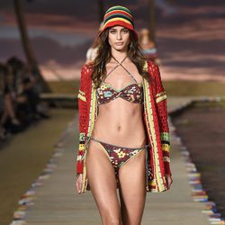Bikini de flores y chaqueta roja de la colección de primavera/verano 2016 de Tommy Hilfiger en la Nueva York Fashion Week