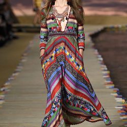 Vestido largo de estampado étnico de la colección de primavera/verano 2016 de Tommy Hilfiger en Nueva York Fashion Week