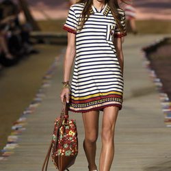 Vestido de rayas de la colección de primavera/verano 2016 de Tommy Hilfiger en Nueva York Fashion Week