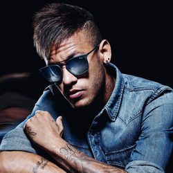 Neymar con la colección Eyewear 2016 de Police