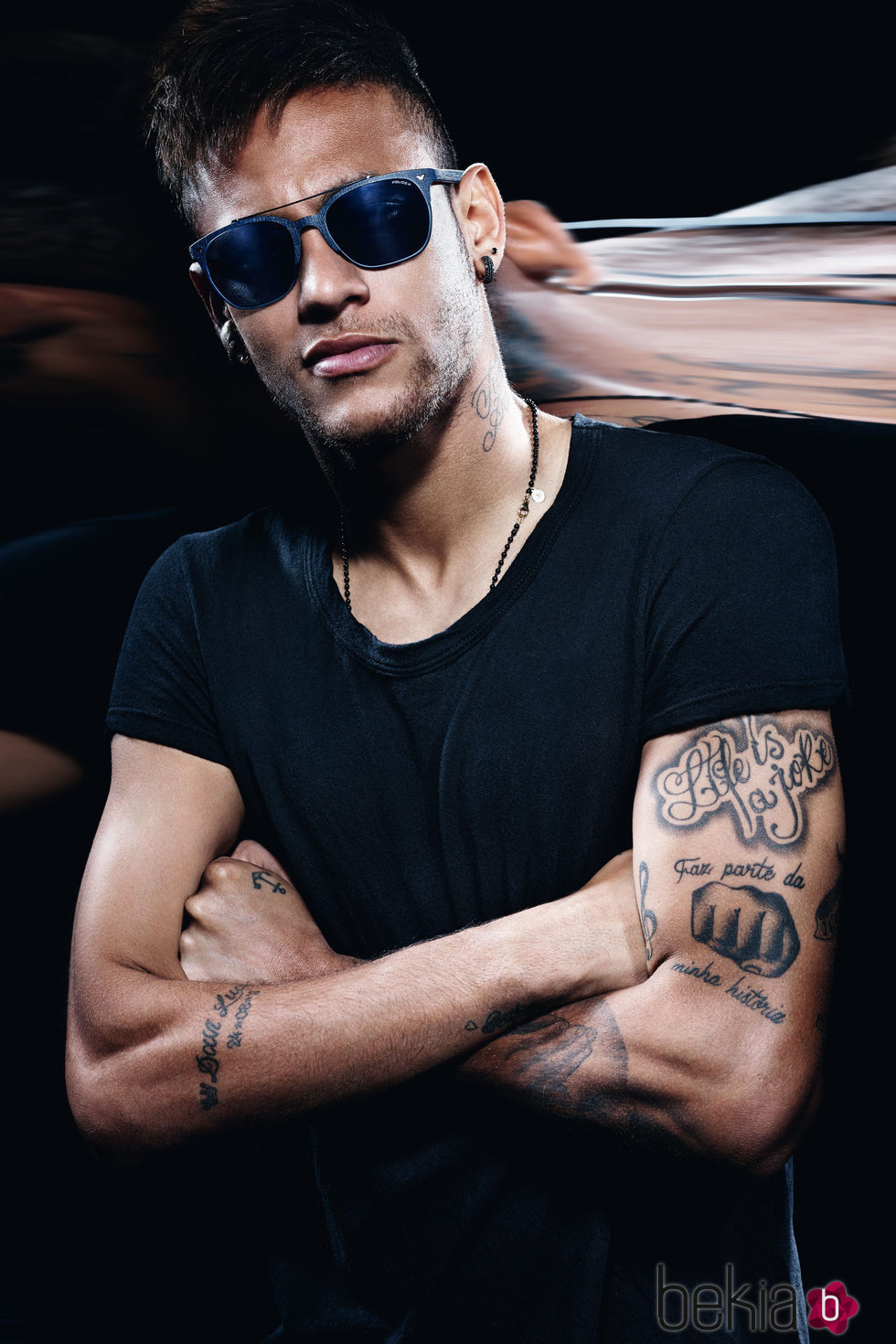 Neymar posando como imagen de la colección Eyewear 2016 de Police