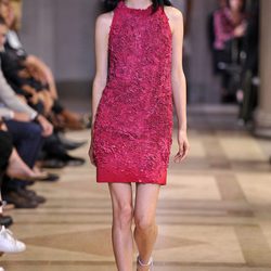 Vestido rosa fucsia de la colección de primavera/verano 2016 de Carolina Herrera en Nueva York Fashion Week
