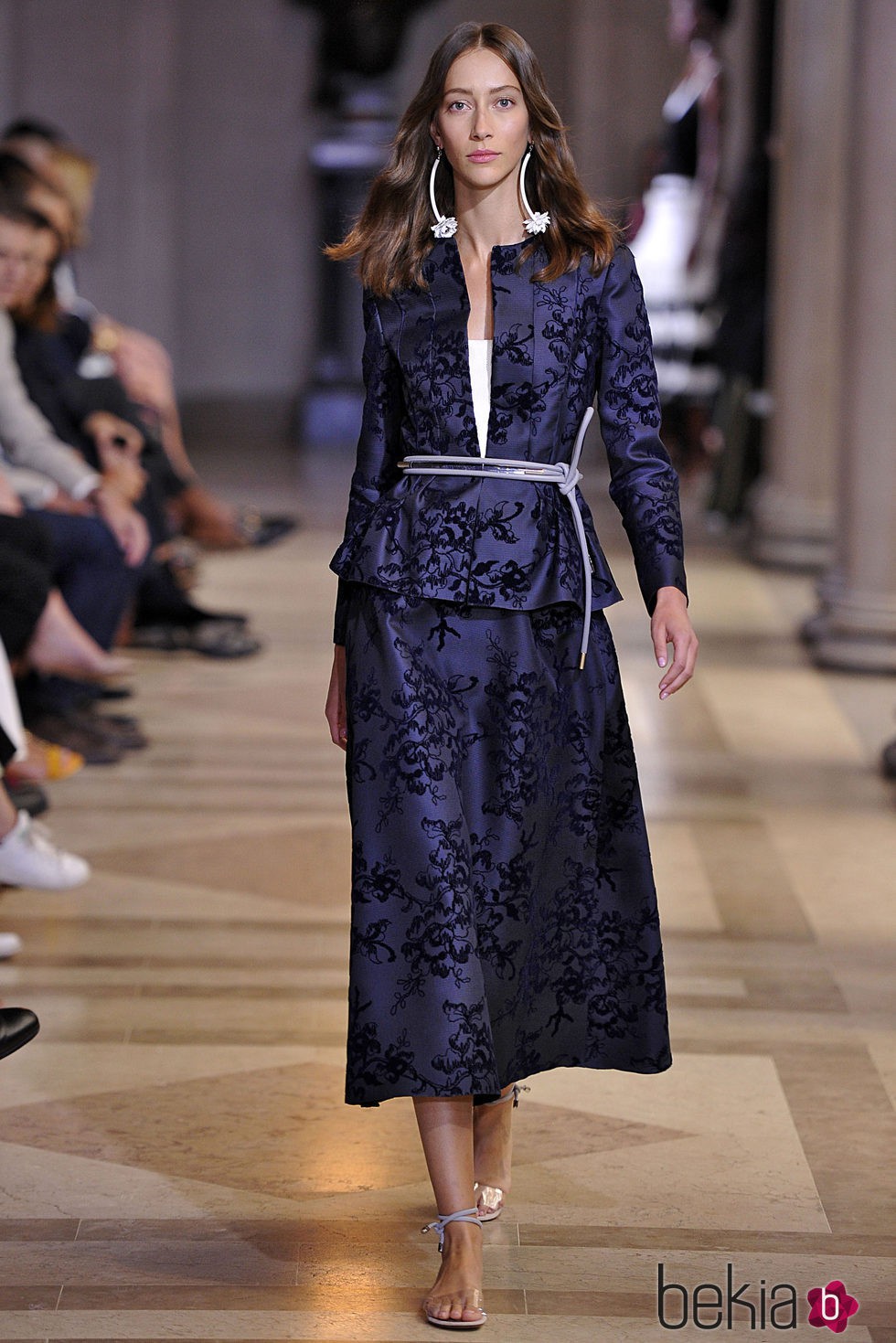 Traje de chaqueta y falda azul marino de la colección de Carolina Herrera primavera/verano 2016 en la Nueva York Fashion Week