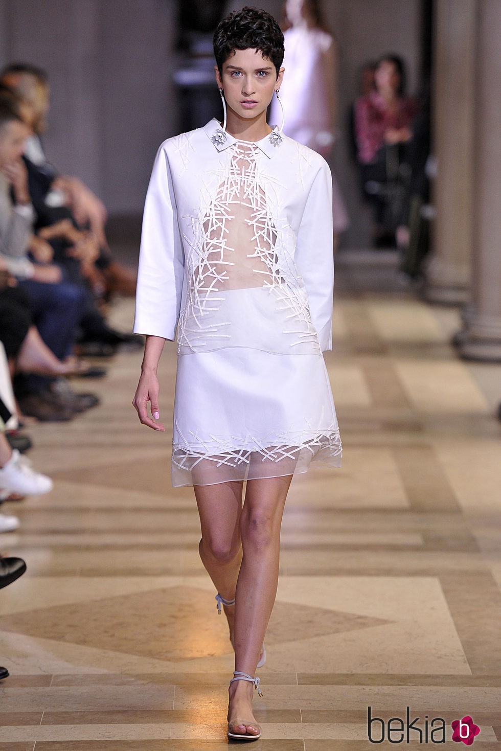 Traje de camisa y falda blanca de la colección de primavera/verano 2016 del desfile de Carolina Herrera en la Nueva York Fashion Week