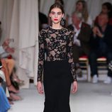 Vestido negro de la colección de primavera/verano 2016 de Oscar de la Renta en Nueva York Fashion Week
