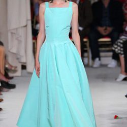 Vestido de noche azul de la colección de primavera/verano 2016 de Oscar de la Renta en Nueva York Fashion Week