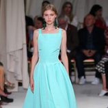 Vestido de noche azul de la colección de primavera/verano 2016 de Oscar de la Renta en Nueva York Fashion Week