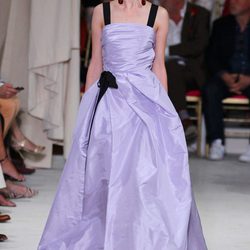 Vestido de noche malva de la colección de primavera/verano 2016 de Oscar de la Renta en Nueva York Fashion Week