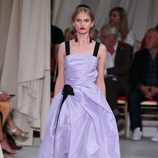 Vestido de noche malva de la colección de primavera/verano 2016 de Oscar de la Renta en Nueva York Fashion Week