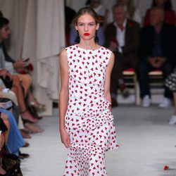 Vestido largo blanco de la colección de primavera/verano 2016 de Oscar de la Renta en Nueva York Fashion Week