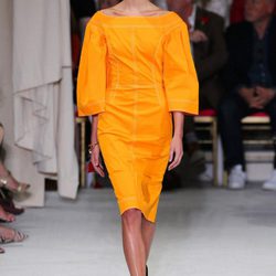 Vestido mostaza de la colección de primavera/verano 2016 de Oscar de la Renta en Nueva York Fashion Week
