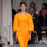 Vestido mostaza de la colección de primavera/verano 2016 de Oscar de la Renta en Nueva York Fashion Week