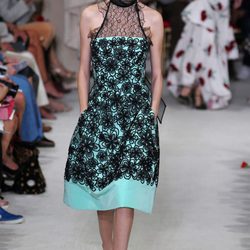 Vestido azul y negro de la colección de primavera/verano 2016 de Oscar de la Renta en Nueva York Fashion Week