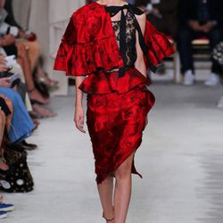 Vestido rojo y negro de la colección de primavera/verano 2016 de Oscar de la Renta en Nueva York Fashion Week
