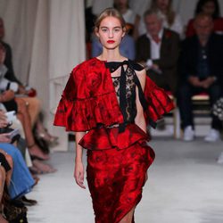 Vestido rojo y negro de la colección de primavera/verano 2016 de Oscar de la Renta en Nueva York Fashion Week