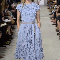 Vestido azul midi de la colección de primavera/verano 2016 de Michael Kors en Nueva York Fashion Week