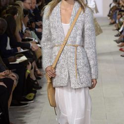 Chaqueta gris y falda blanca de la colección de primavera/verano 2016 de Michael Kors en Nueva York Fashion Week
