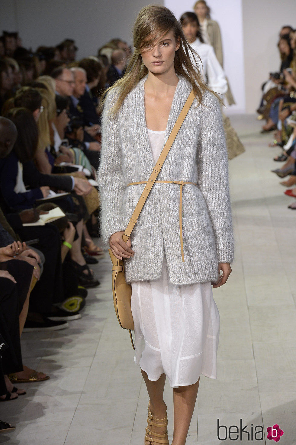 Chaqueta gris y falda blanca de la colección de primavera/verano 2016 de Michael Kors en Nueva York Fashion Week
