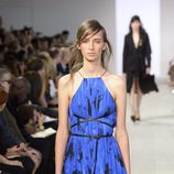 Vestido azul y negro de la colección de primavera/verano 2016 de Michael Kors en Nueva York Fashion Week