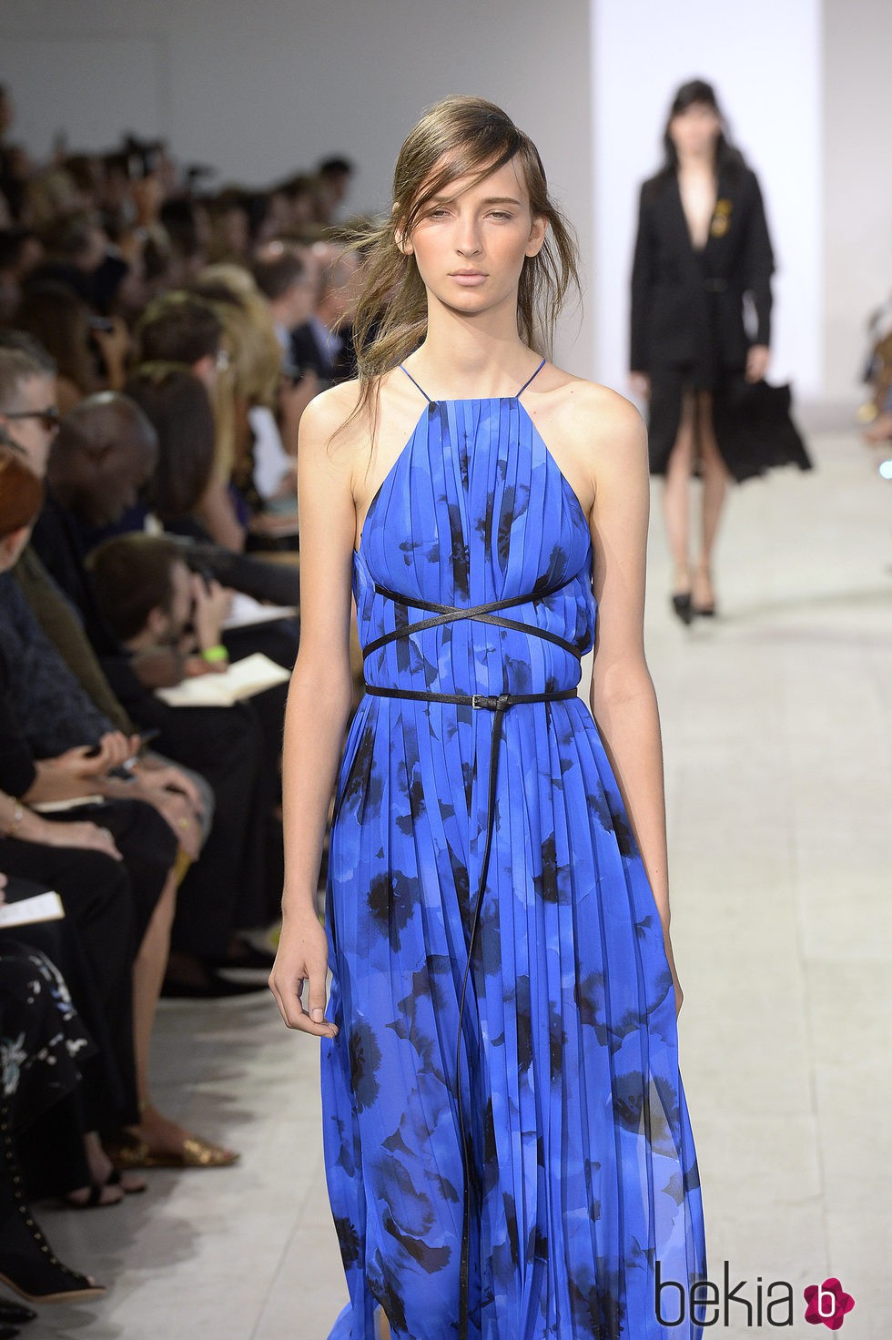 Vestido azul y negro de la colección de primavera/verano 2016 de Michael Kors en Nueva York Fashion Week