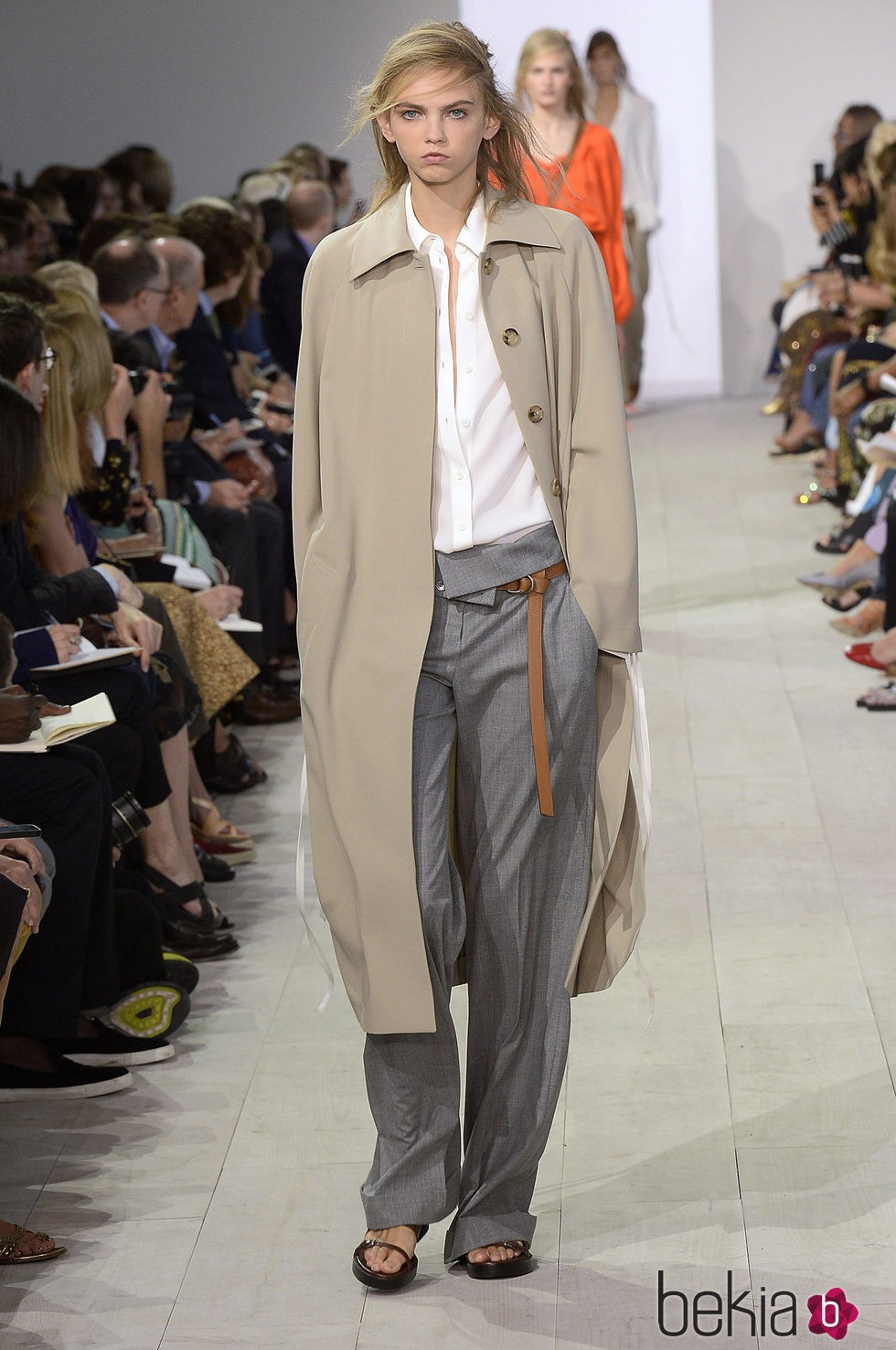 Gabardina beige y pantalon gris de la colección de primavera/verano 2016 de Michael Kors en Nueva York Fashion Week