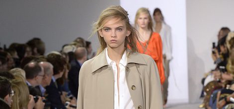 Gabardina beige y pantalon gris de la colección de primavera/verano 2016 de Michael Kors en Nueva York Fashion Week